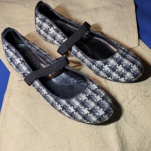 Elegant Houndstooth Felxisole Flats with Black Straps Size 8 Asking Now $40